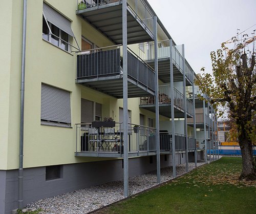 Supports de balcon pour maison de 3 étages à Bienne