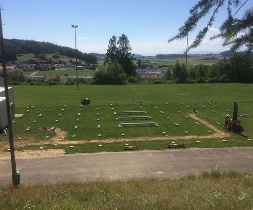 Ecole montée sur un terrain de foot-ball, Courtepin
